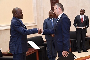 Sur la remise des lettres de créance au Président de la République du Burundi, P. Nkurunziza.