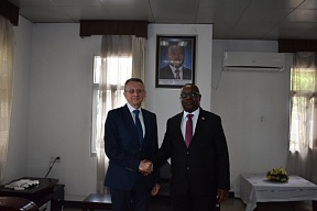 Sur la présentation des copies figurées des lettres de créance au Ministre des Affaires Étrangères de la République du Burundi, E.Nibigira. 
